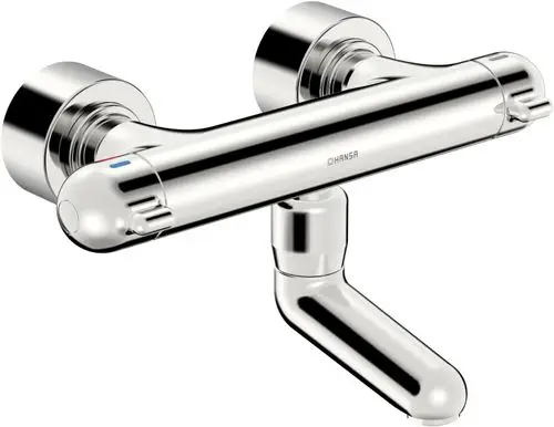 Chromfarbene Waschtischbatterie von HANSA mit einem einzigen Hebel zur Wassertemperatur- und Mengeneinstellung, montiert an der Wand, mit einem geschwungenen Auslauf.